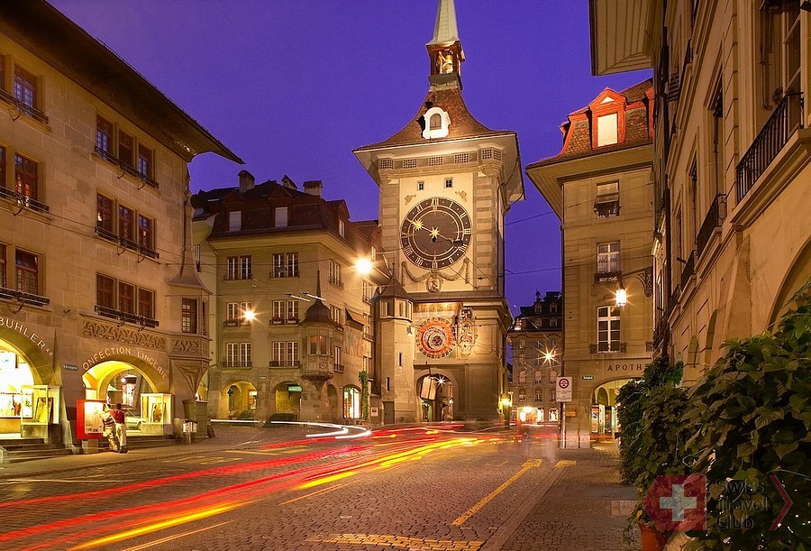 BERN - Der im 13. Jahrhundert als Abschluss der ersten Stadterweiterung erbaute Zeitglockenturm ('Zytglogge' genannt) stand seit jeher im Mittelpunkt der Stadt Bern und zaehlt heute zu den wichtigsten Sehenswuerdigkeiten; Merkmale sind das Figurenspiel und die astronomische Uhr von 1530. Built in the 13th century as the final stage in the first city expansion, the Clock Tower or 'Zytglogge' has stood in the centre of Bern for centuries and is now one of the citys most famous tourist attractions. Copyright by: Bern Tourismus  By-Line: swiss-image.ch